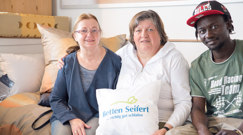 Rita Seifert im Gespräch mit Frau Jäger und Ihrem Schwiegersohn Gebrauchte-Bettwaesche-fuer-Afrika
